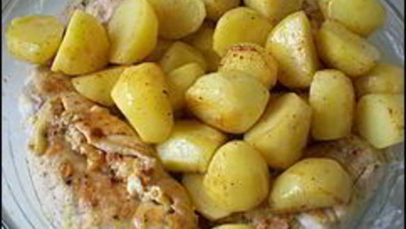 ШАГ 18. куриные рулетики с сырной начинкой запеченные с картошкой под сливочным соусом