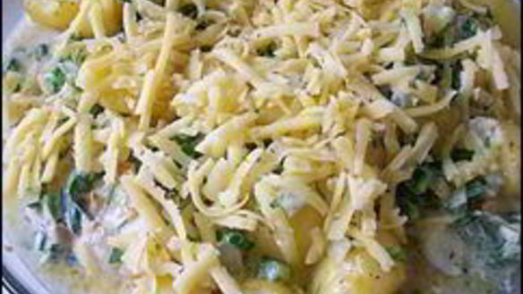 ШАГ 27. куриные рулетики с сырной начинкой запеченные с картошкой под сливочным соусом