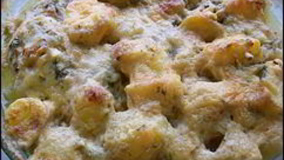 ШАГ 28. куриные рулетики с сырной начинкой запеченные с картошкой под сливочным соусом