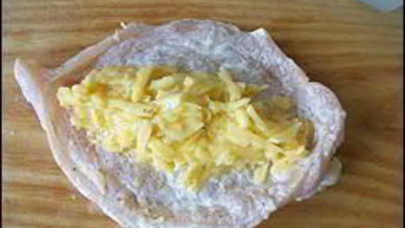 ШАГ 9. куриные рулетики с сырной начинкой запеченные с картошкой под сливочным соусом