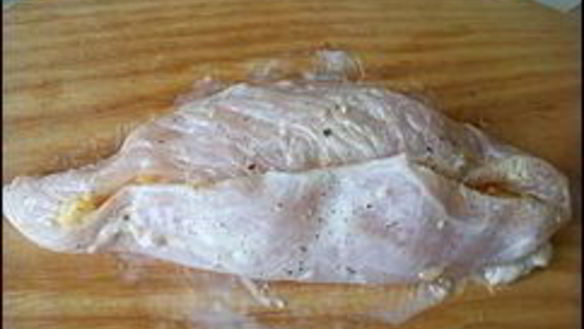 ШАГ 10. куриные рулетики с сырной начинкой запеченные с картошкой под сливочным соусом