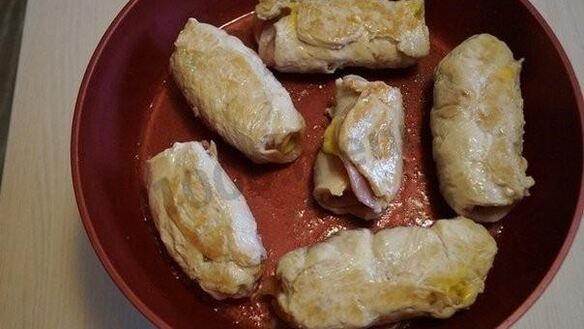 ШАГ 5. куриные рулетики с ветчиной и сыром