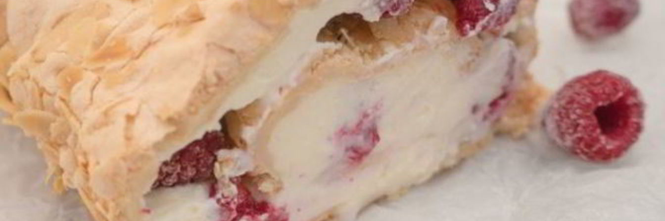 Меренговый рулет с малиной