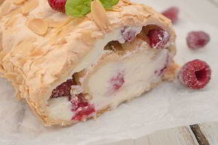 Меренговый рулет с малиной
