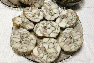 Мраморный рулет из курицы