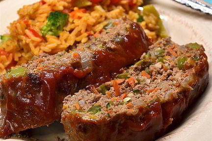 Мясной рулет из фарша с овощами