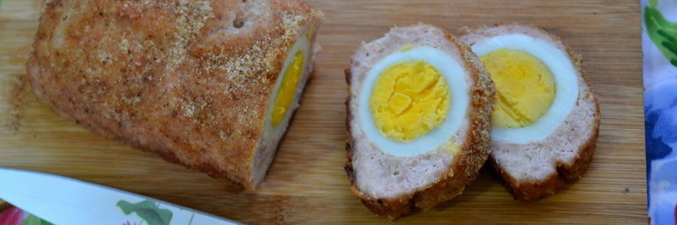 Мясной рулет из фарша с яйцом