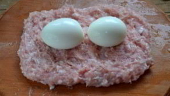 ШАГ 2. мясной рулет из фарша с яйцом