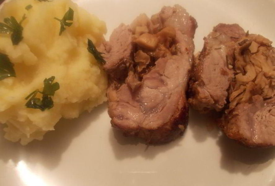 Мясной рулет с грибной начинкой