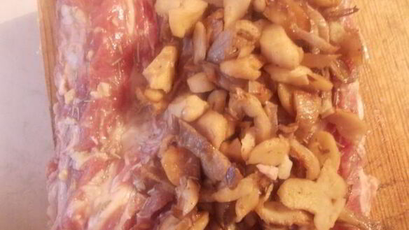ШАГ 3. мясной рулет с грибной начинкой