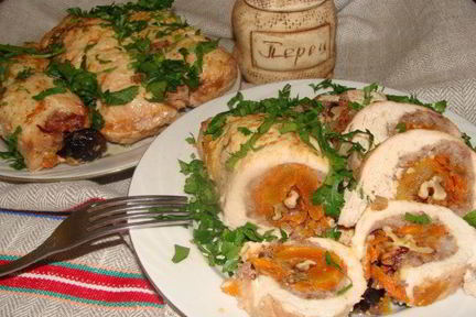 Мясной рулет с сухофруктами