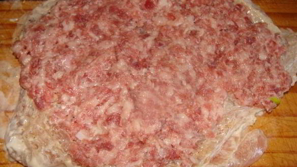 ШАГ 3. мясной рулет с сухофруктами