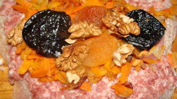 ШАГ 5. мясной рулет с сухофруктами