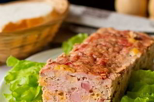 Мясной рулет с сыром и ветчиной