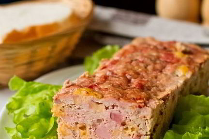 Мясной рулет с сыром и ветчиной