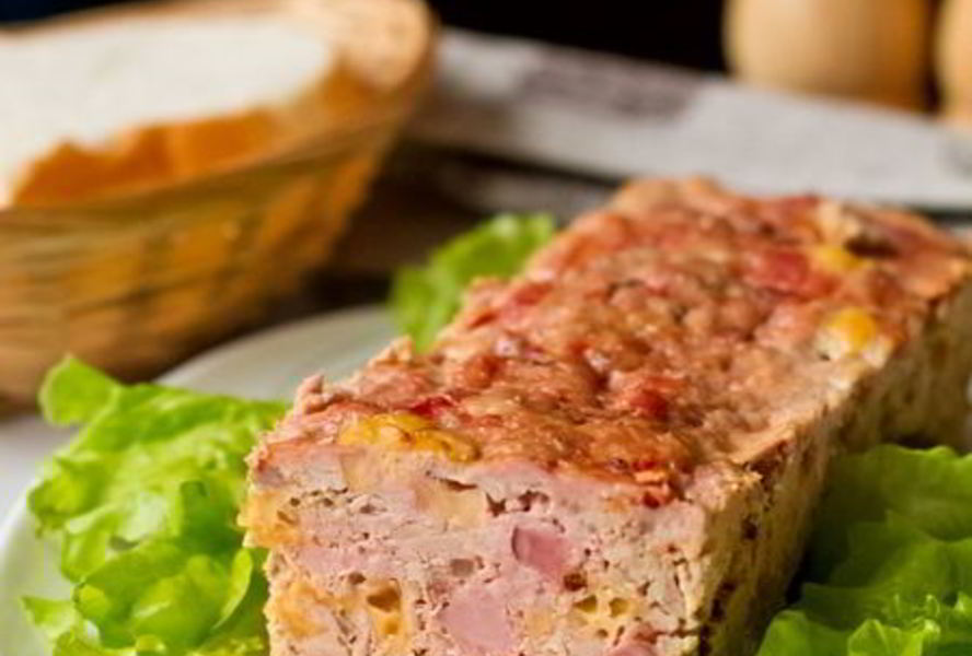 Мясной рулет с сыром и ветчиной