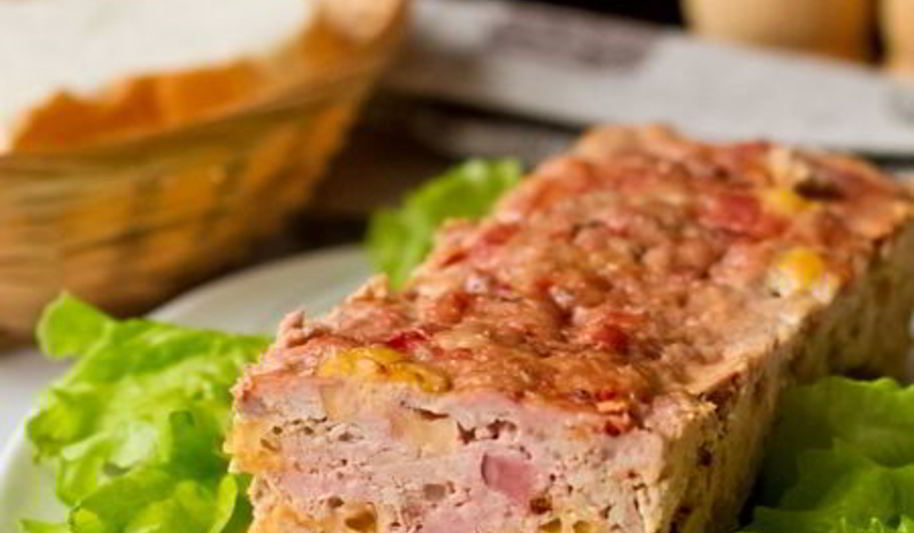 Рецепт мясной рулет с сыром и ветчиной