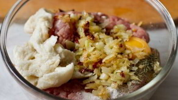 ШАГ 5. мясной рулет с сыром и ветчиной