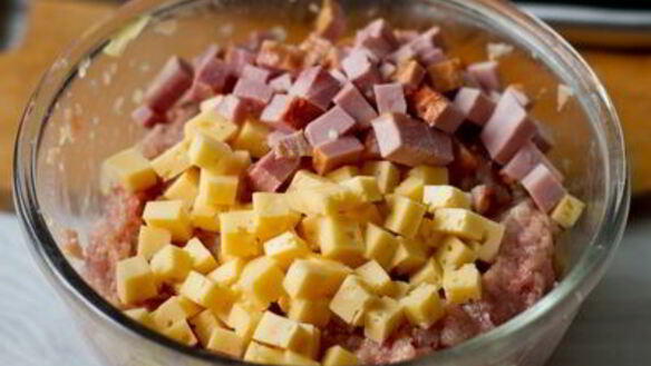 ШАГ 7. мясной рулет с сыром и ветчиной