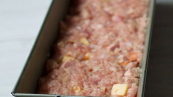 ШАГ 9. мясной рулет с сыром и ветчиной