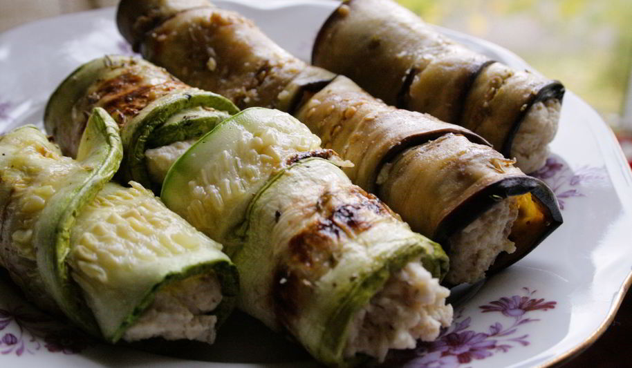 Рецепт нежные рулетики с моцареллой из баклажана и цукини