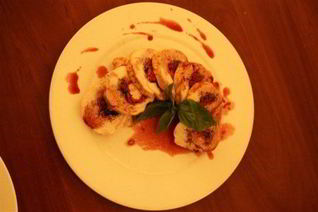 Новогодний рулет из индейки с вялеными томатами