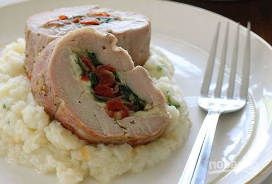 Праздничный рулет из свинины с начинкой