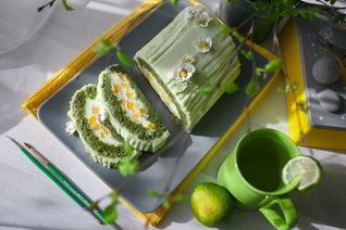 Рулет Герр Март с персиками, лаймом и чаем матча