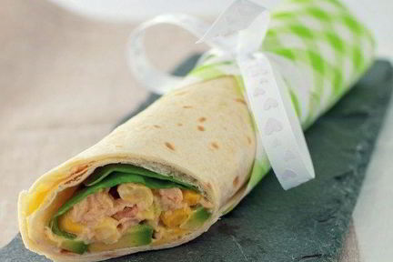 Рулет из лаваша с тунцом и кукурузой