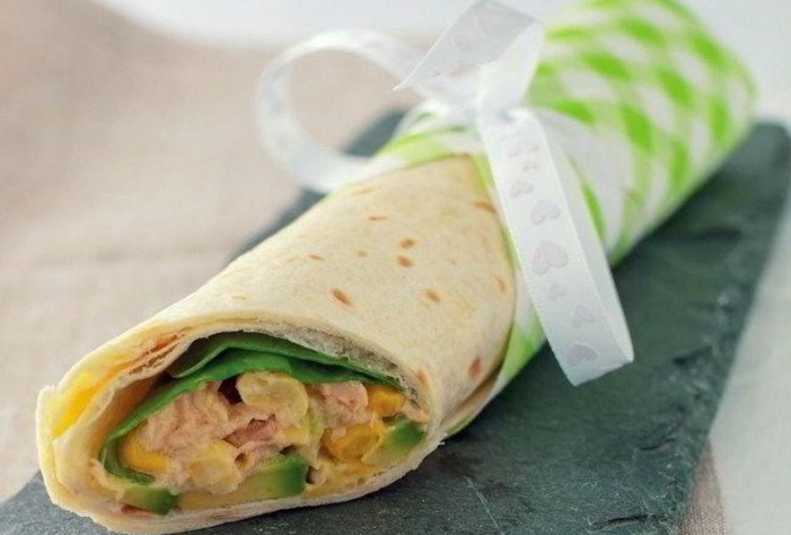 Рулет из лаваша с тунцом и кукурузой