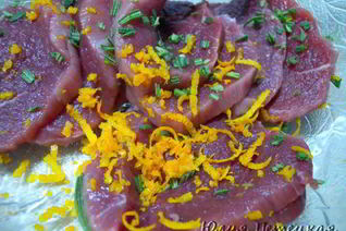 Рулет из мясной вырезки с вишней