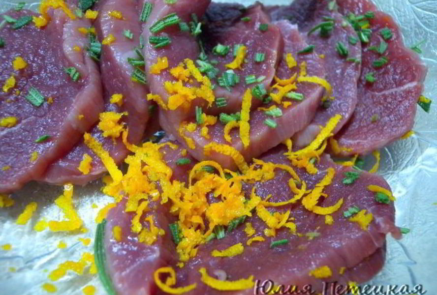 Рулет из мясной вырезки с вишней