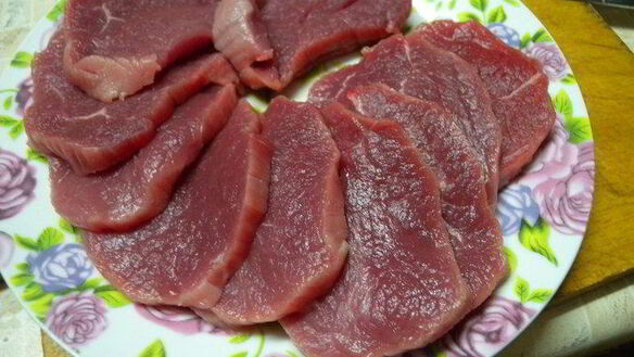 ШАГ 2. рулет из мясной вырезки с вишней