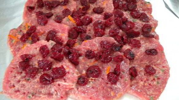 ШАГ 10. рулет из мясной вырезки с вишней