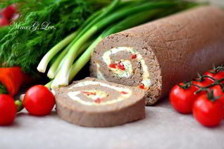 Рулет из отварной печени с пикантной сливочной начинкой