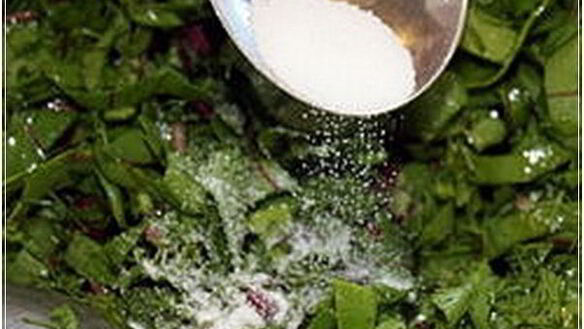 ШАГ 5. рулет из свекольной ботвы