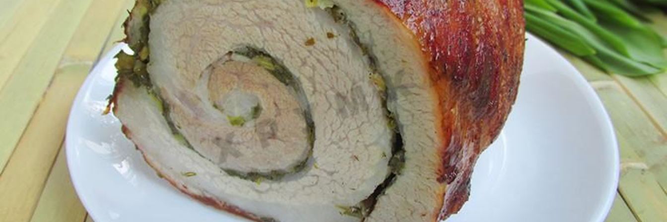 Рулет из свинины с черемшой и укропом