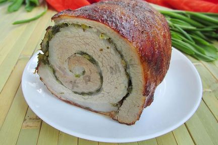 Рулет из свинины с черемшой и укропом
