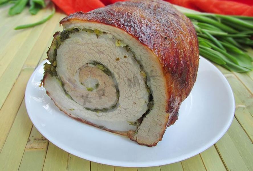 Рулет из свинины с черемшой и укропом