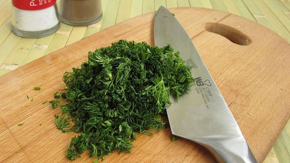 ШАГ 3. рулет из свинины с черемшой и укропом