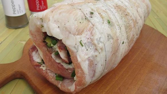 ШАГ 6. рулет из свинины с черемшой и укропом