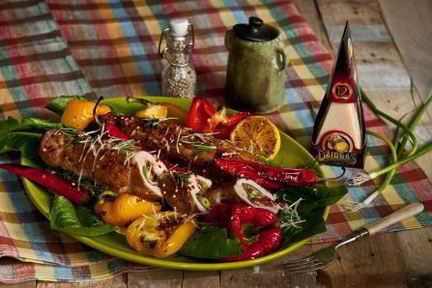 Рулет из свинины с сыром и шпинатом