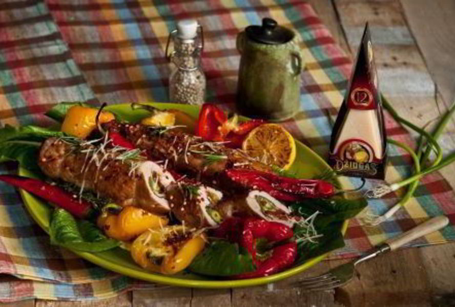 Рулет из свинины с сыром и шпинатом