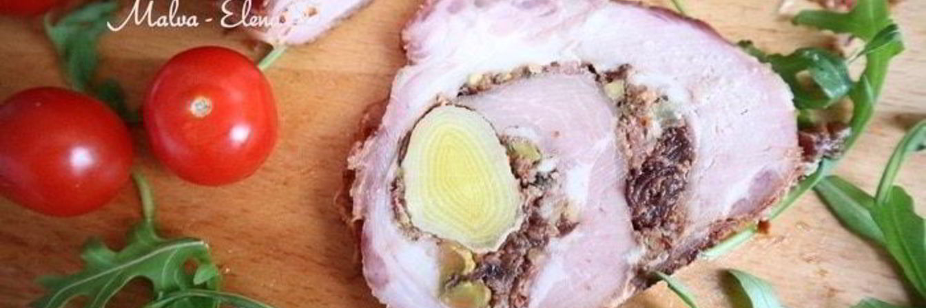 Рулет из свинины с вяленой брусникой и пореем