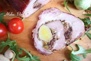 Рулет из свинины с вяленой брусникой и пореем