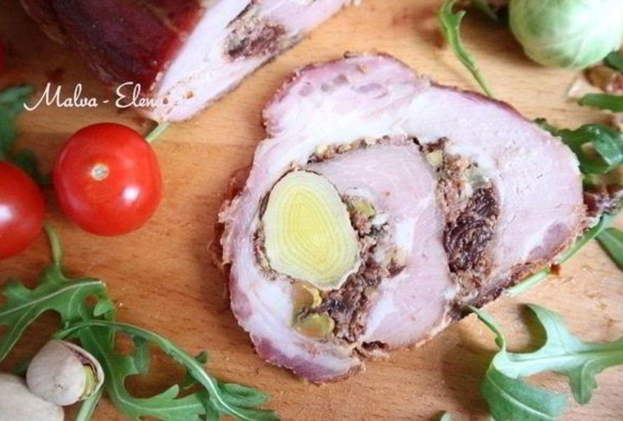 Рулет из свинины с вяленой брусникой и пореем