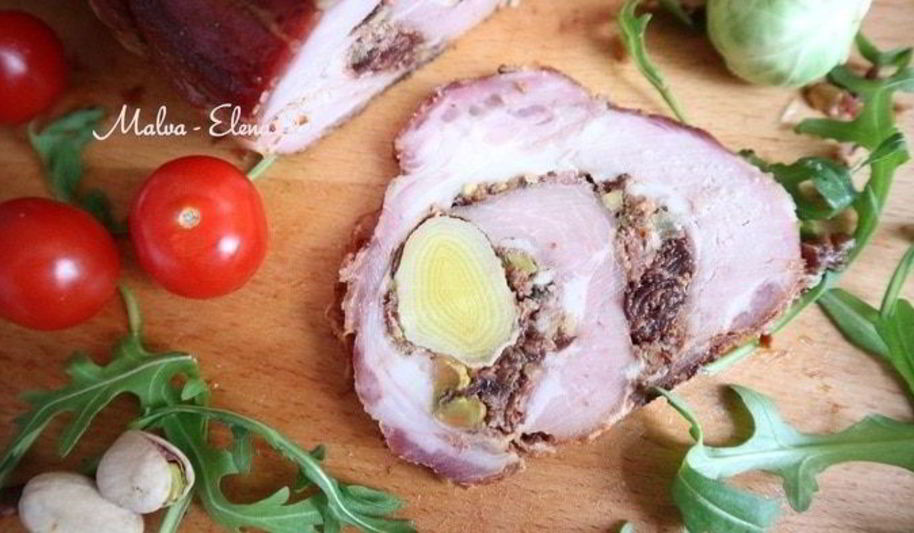 Рецепт рулет из свинины с вяленой брусникой и пореем