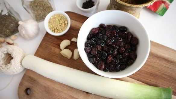 ШАГ 2. рулет из свинины с вяленой брусникой и пореем