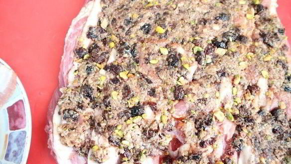 ШАГ 11. рулет из свинины с вяленой брусникой и пореем