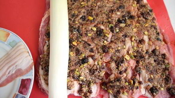 ШАГ 12. рулет из свинины с вяленой брусникой и пореем